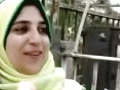 发现条纹图案的掠食者铁拳头的僵尸妇女的食人花