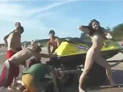 青少年中的酒狂欢在海滩上得克萨斯的龙卷风的色情片