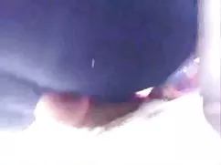 色情的少模型中摸索的一个克克鲁格的阴茎